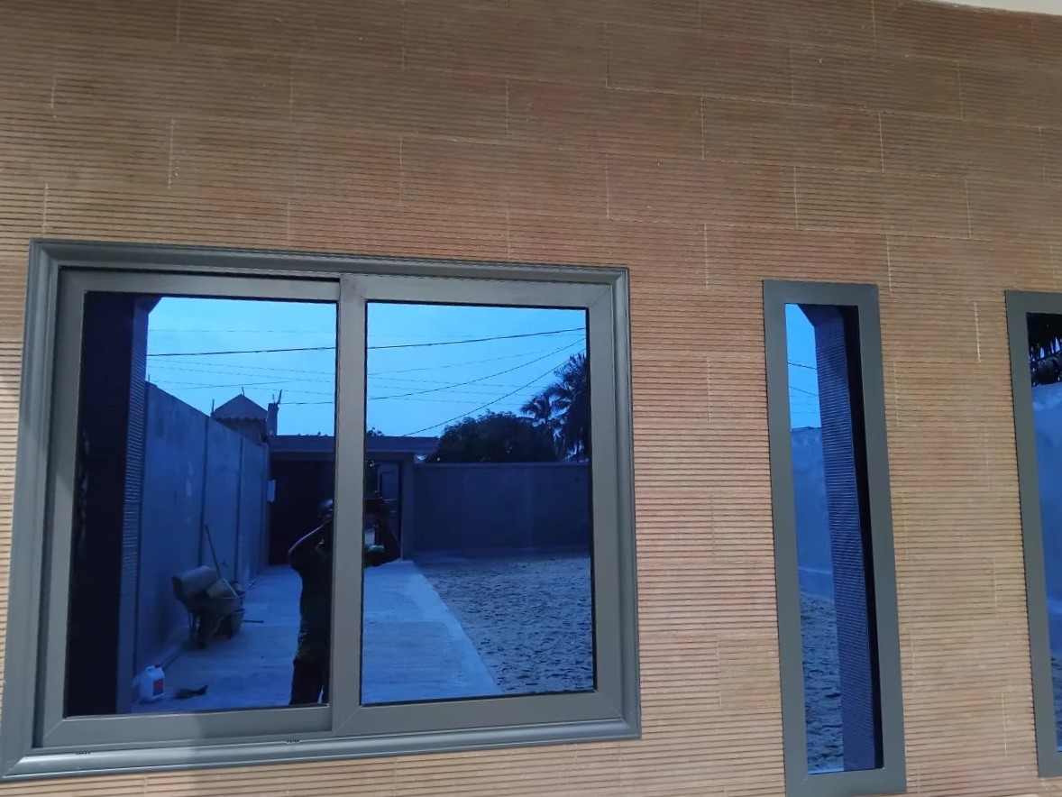 Fenêtres aluminium intérieures avec finition propre à Lomé