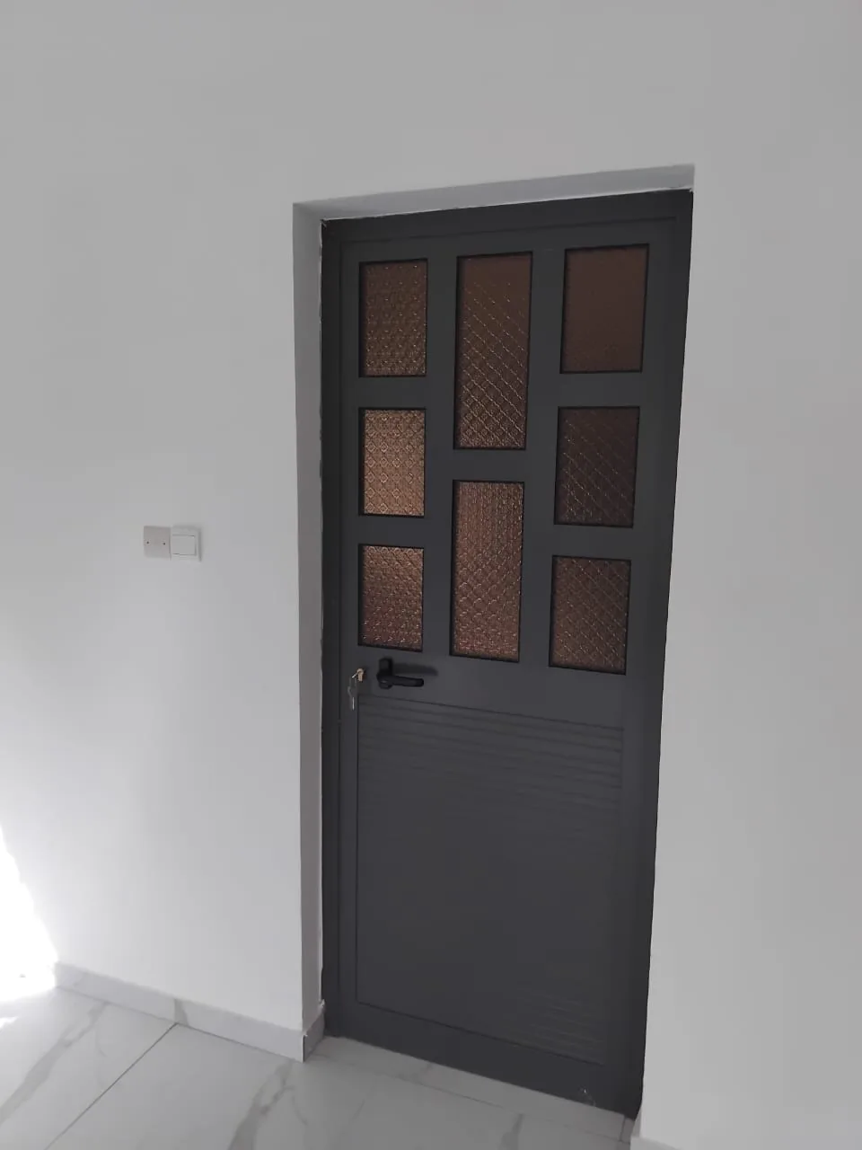 Portes doubles aluminium pour projet résidentiel à Lomé