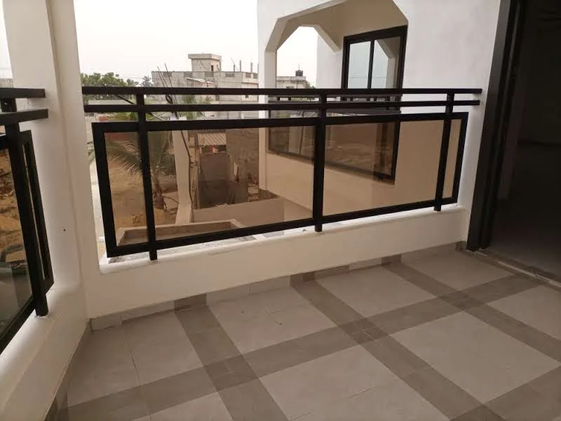 Garde-corps vitré aluminium pour balcon résidentiel à Lomé