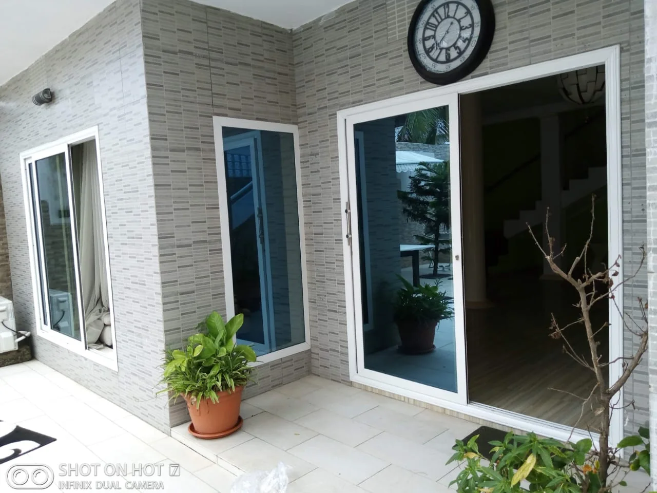 Fenêtres coulissantes aluminium pour maison contemporaine à Lomé