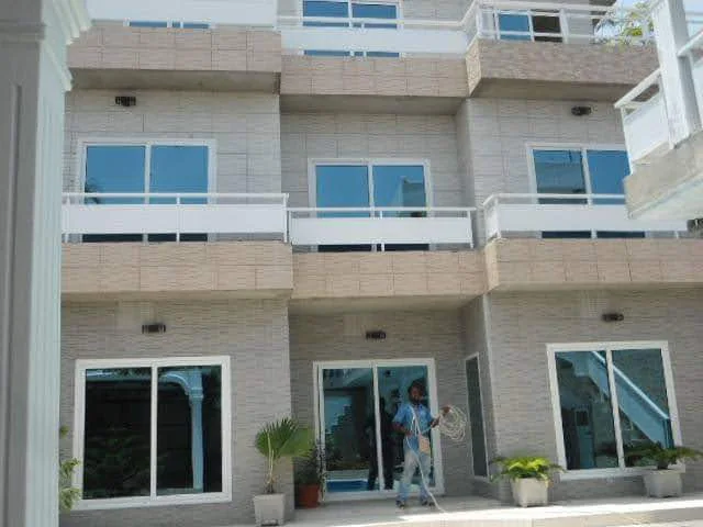 Large aluminium sliding bay