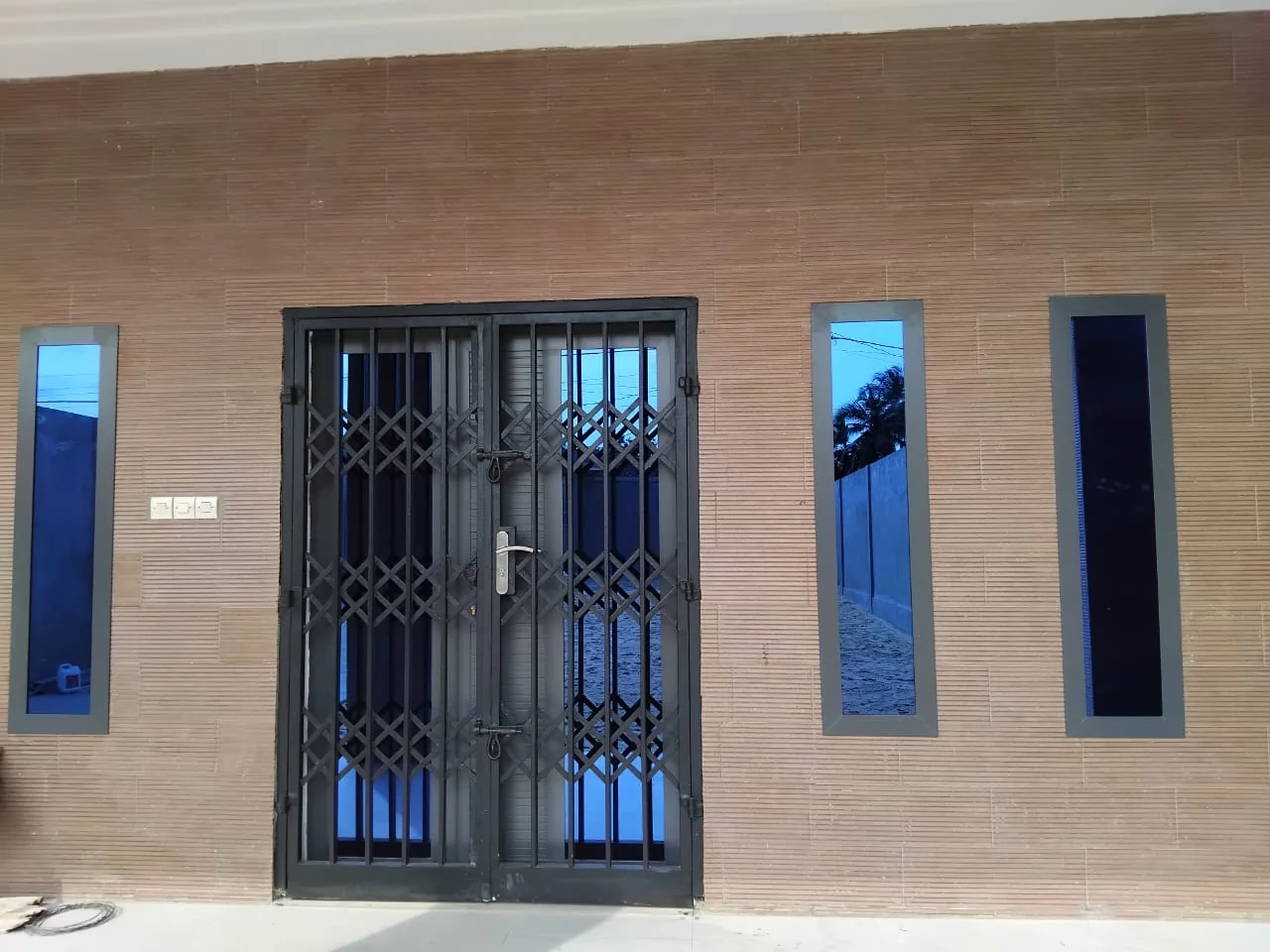 Aluminium glass door