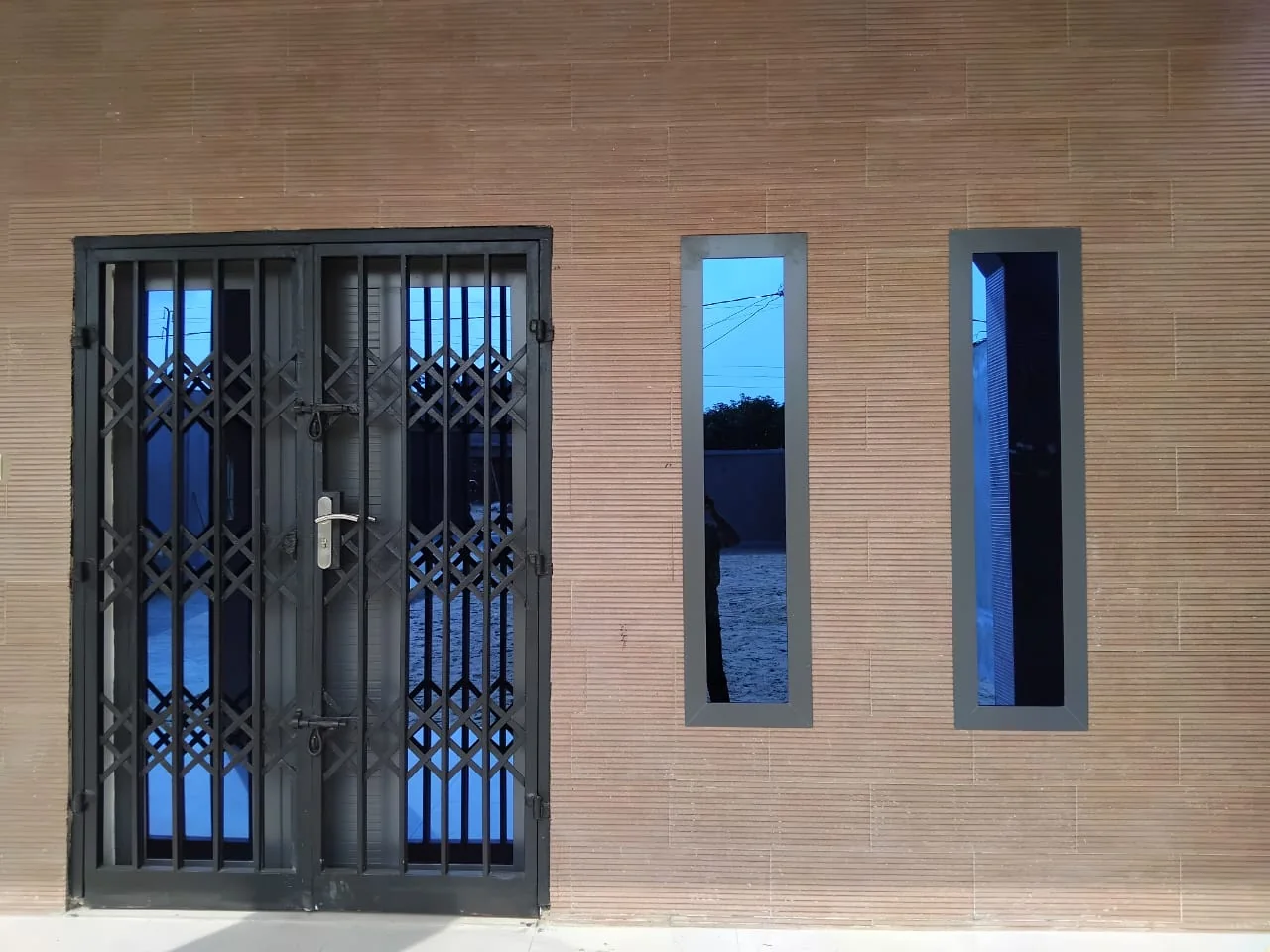 Aluminium pivot door