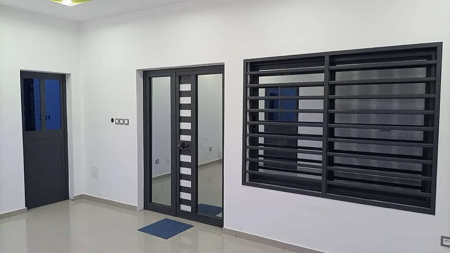 Porte principale aluminium pour habitation moderne à Lomé